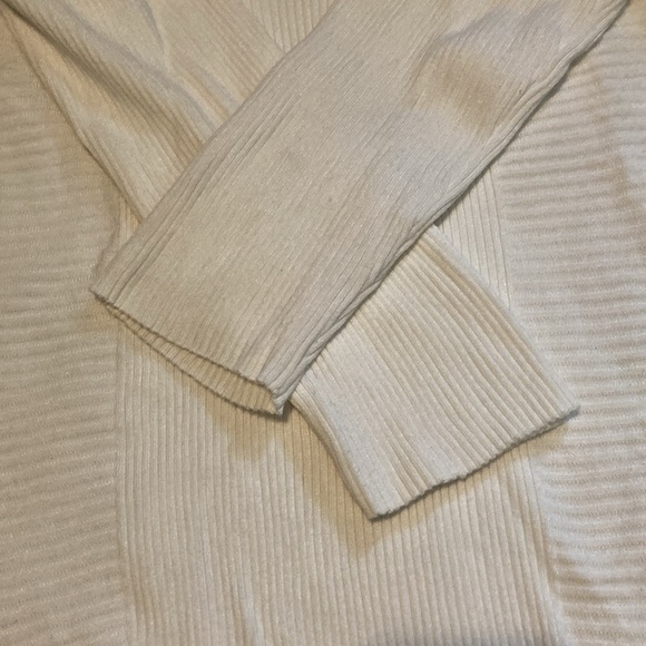 Renuar white ribbed 3/4 length sweater with grommets on the bodice. - Picture 5 of 6